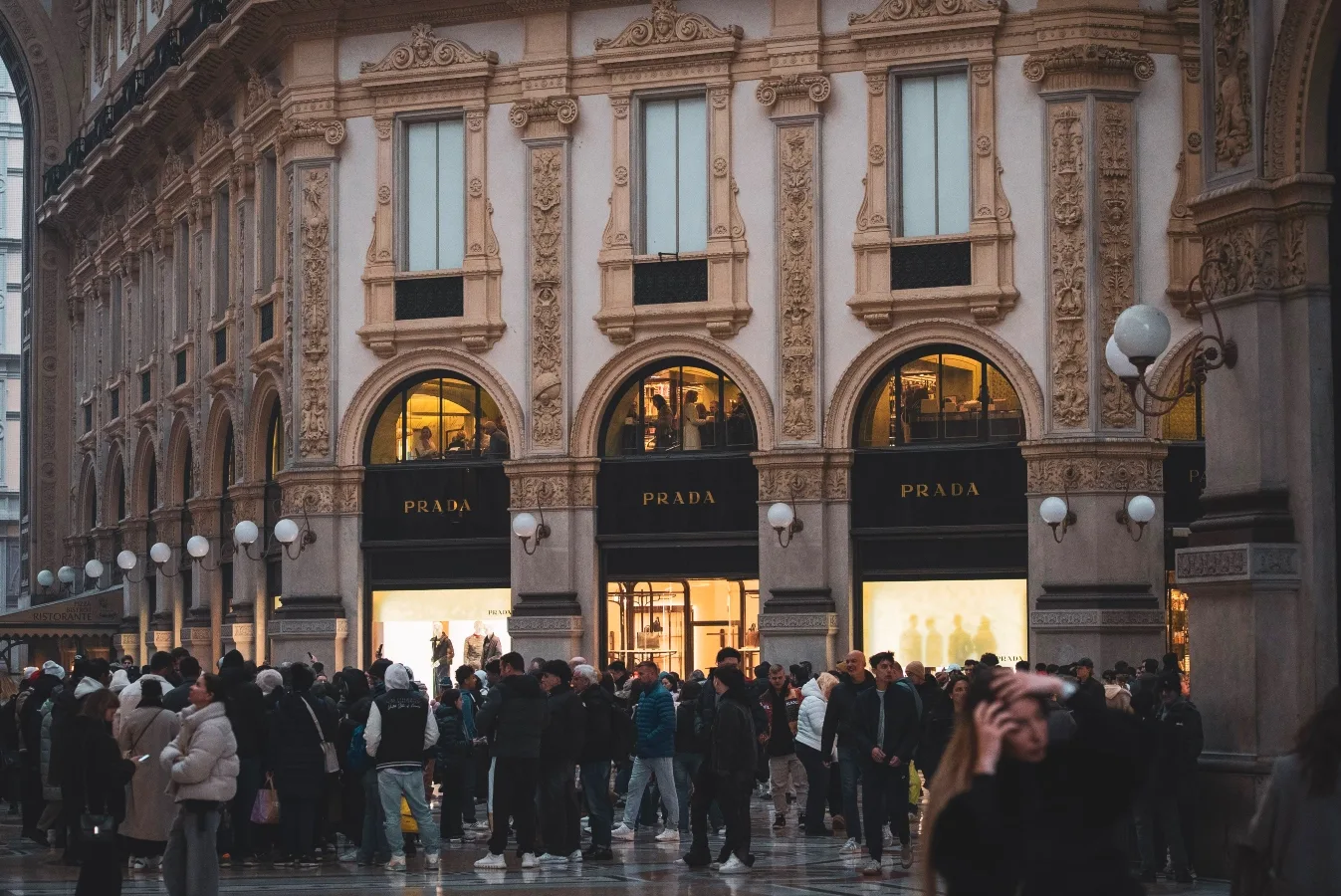 Público em frente a uma loja Prada em Milão durante a Fashion Week