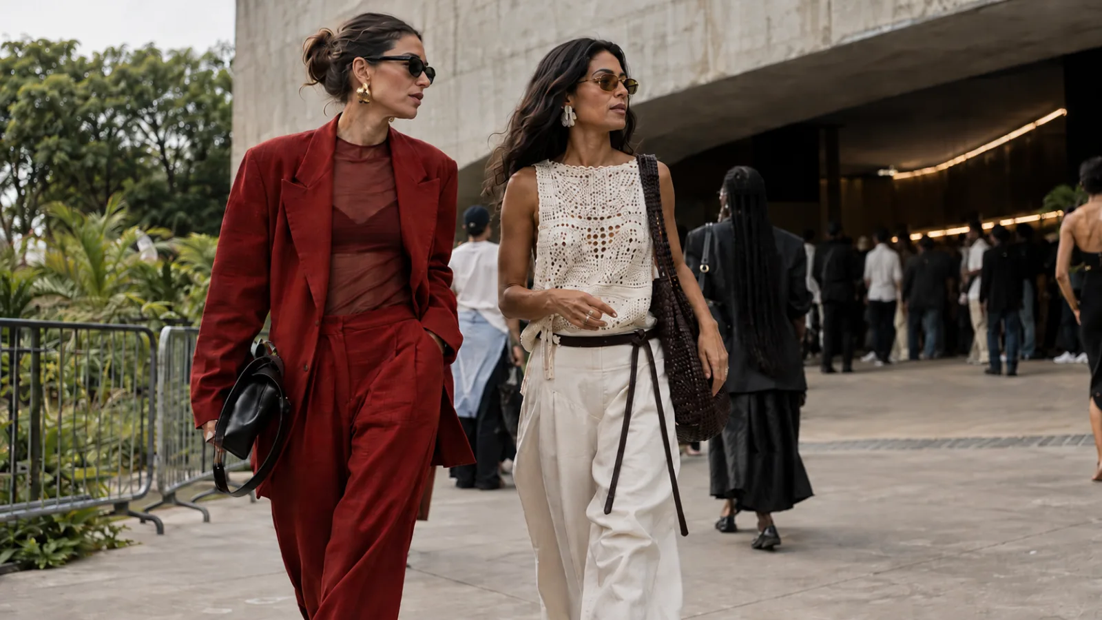 Duas mulheres com looks de street style circulando durante a SPFW 2026 em São Paulo