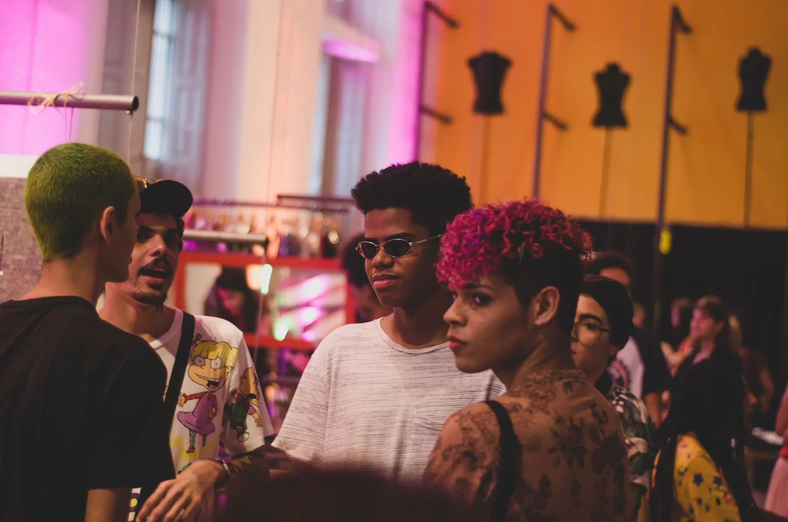 Público e atmosfera durante a SPFW N61 em São Paulo