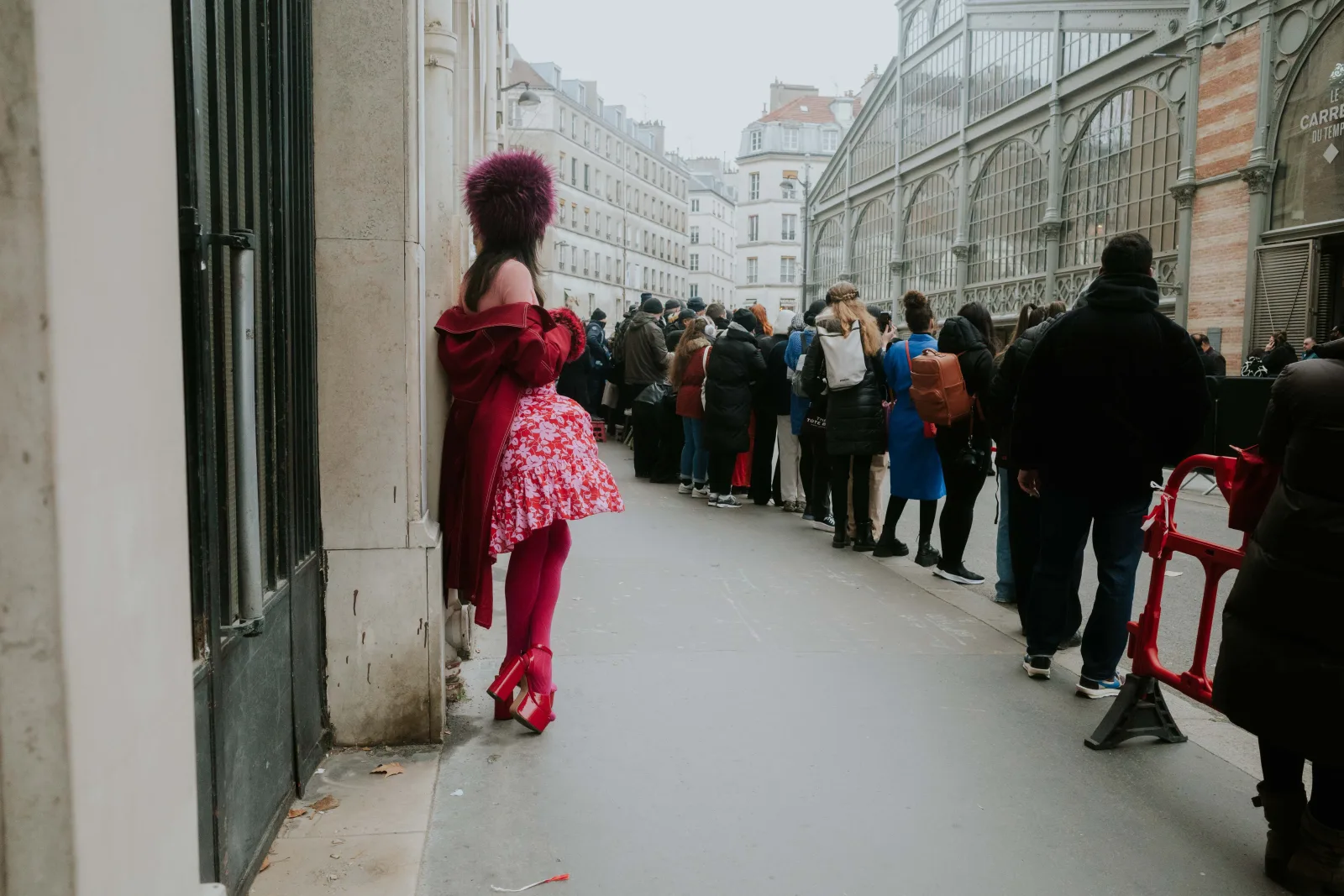 Street style e público do lado de fora de um evento durante a Paris Fashion Week