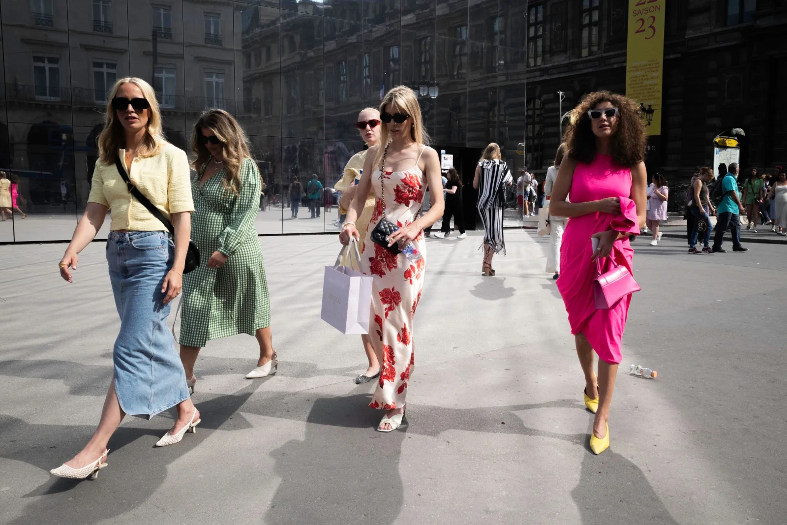 Mulheres com looks de street style caminhando por Paris durante a temporada de moda