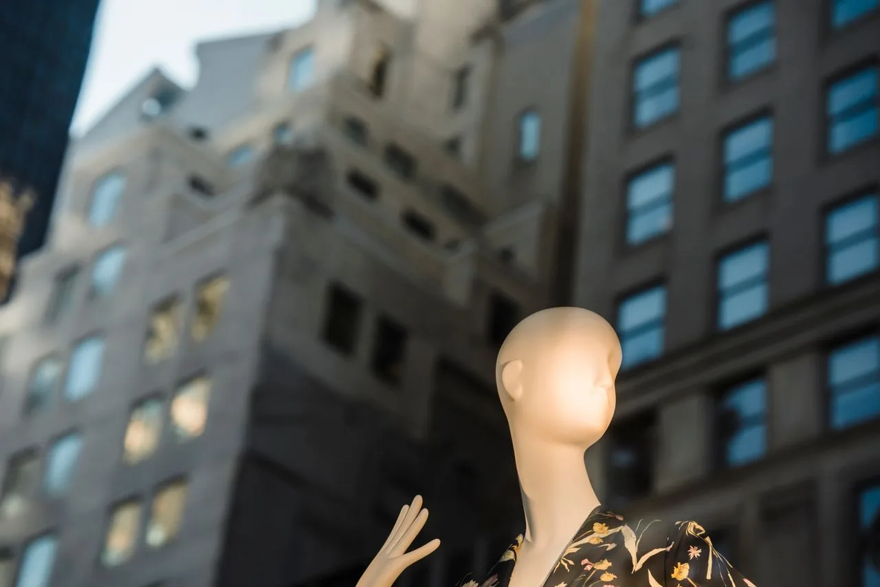 Manequim de moda diante de prédios de Nova York