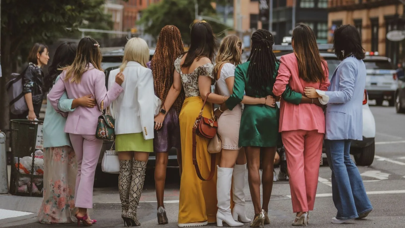 Grupo de mulheres usando looks coloridos caminhando juntas por uma rua de Nova York
